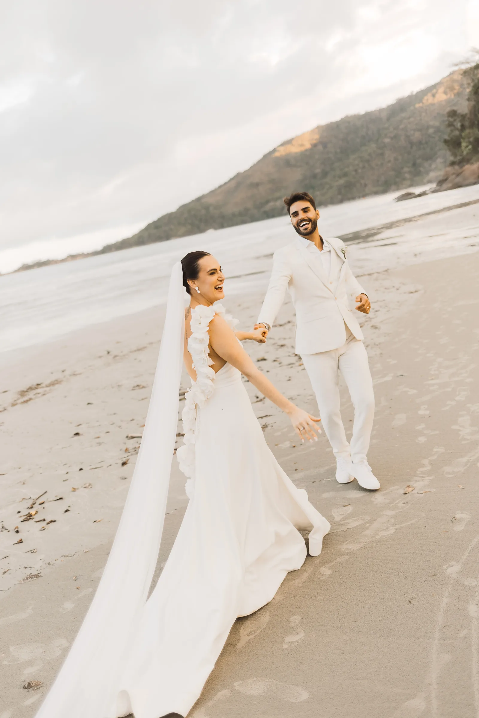 Casamento de Larissa & Ever · Pappilon Beach, Ubatuba — foto 127