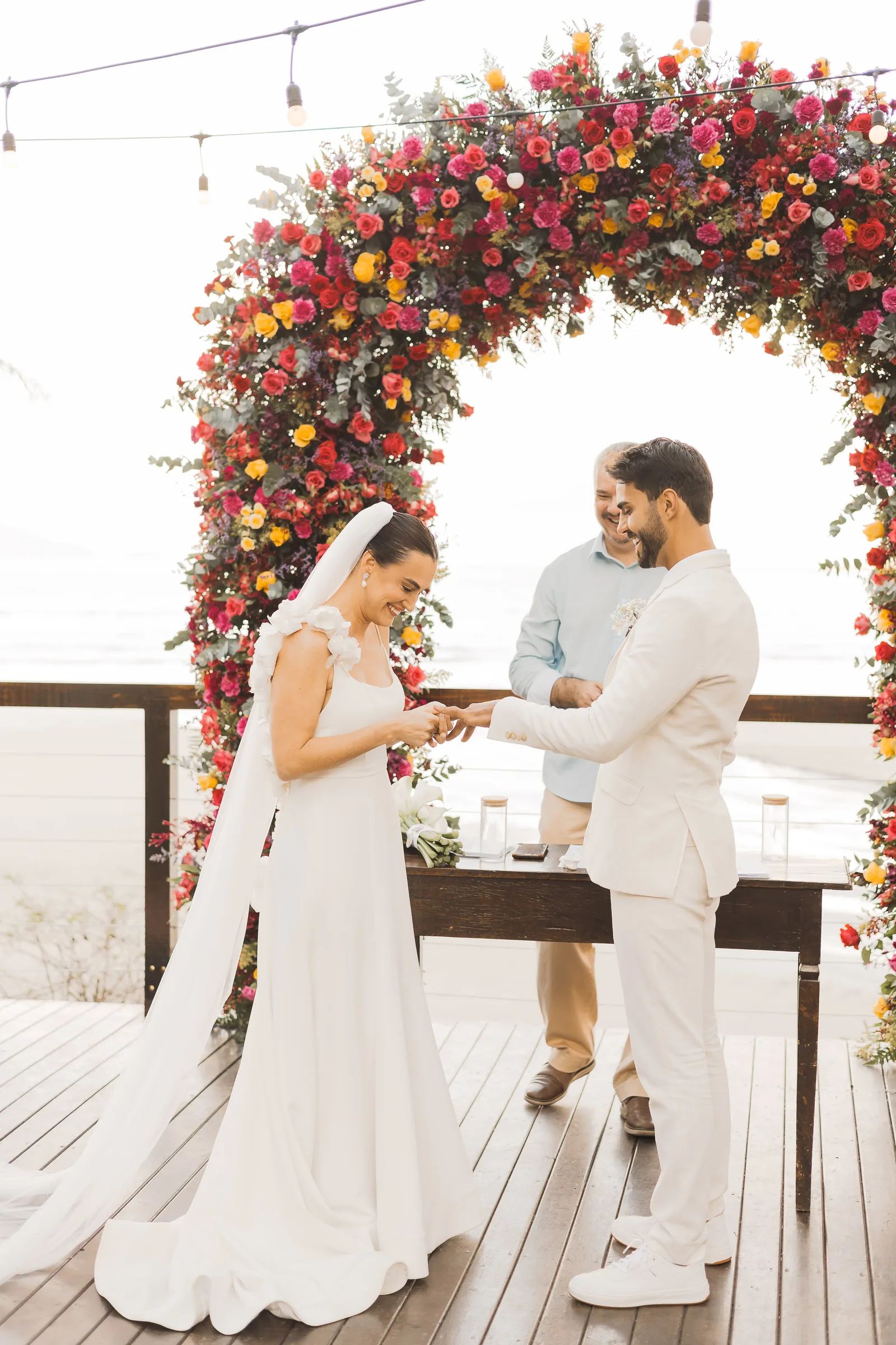 Casamento de Larissa & Ever · Pappilon Beach, Ubatuba — foto 108