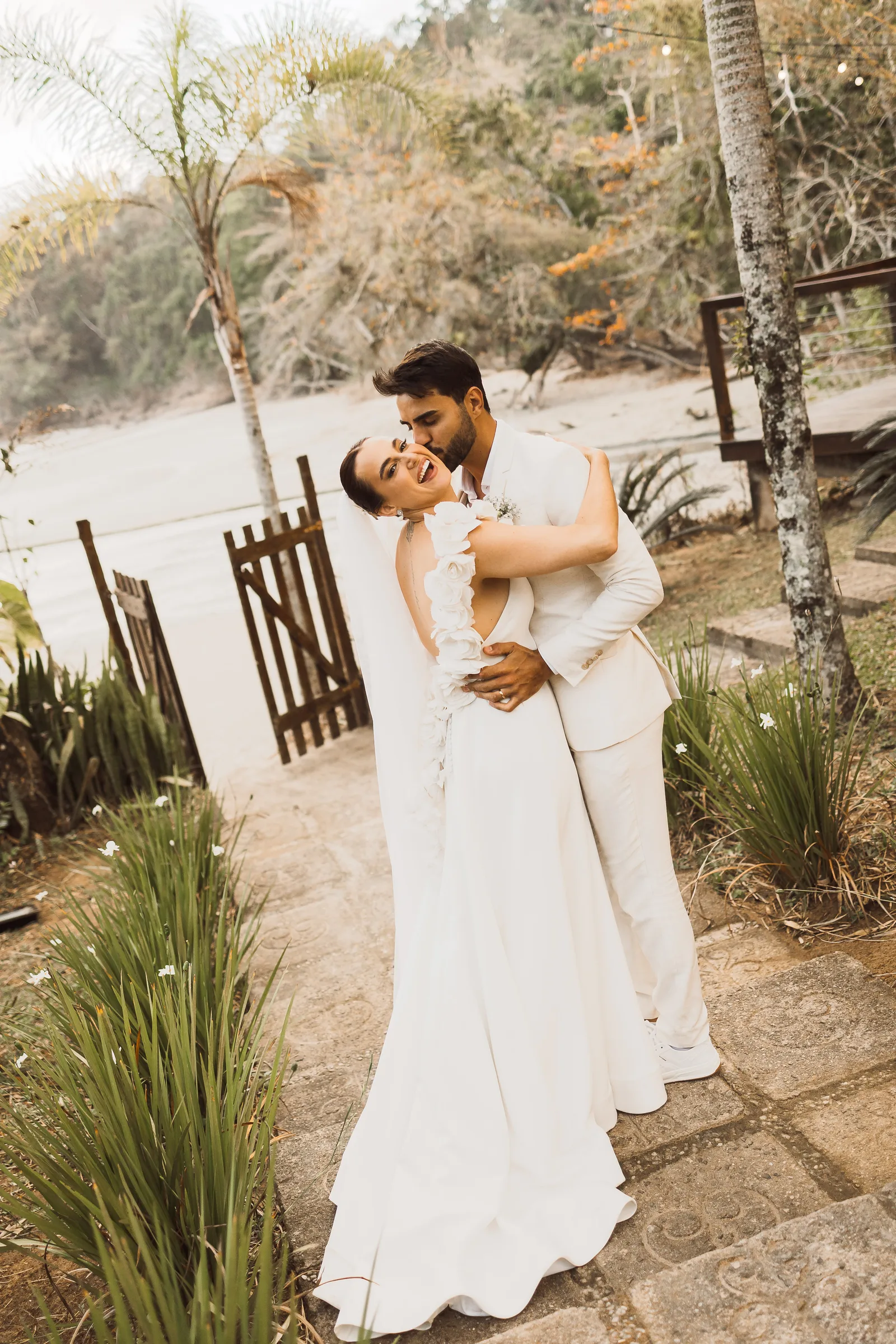Casamento de Larissa & Ever · Pappilon Beach, Ubatuba — foto 120
