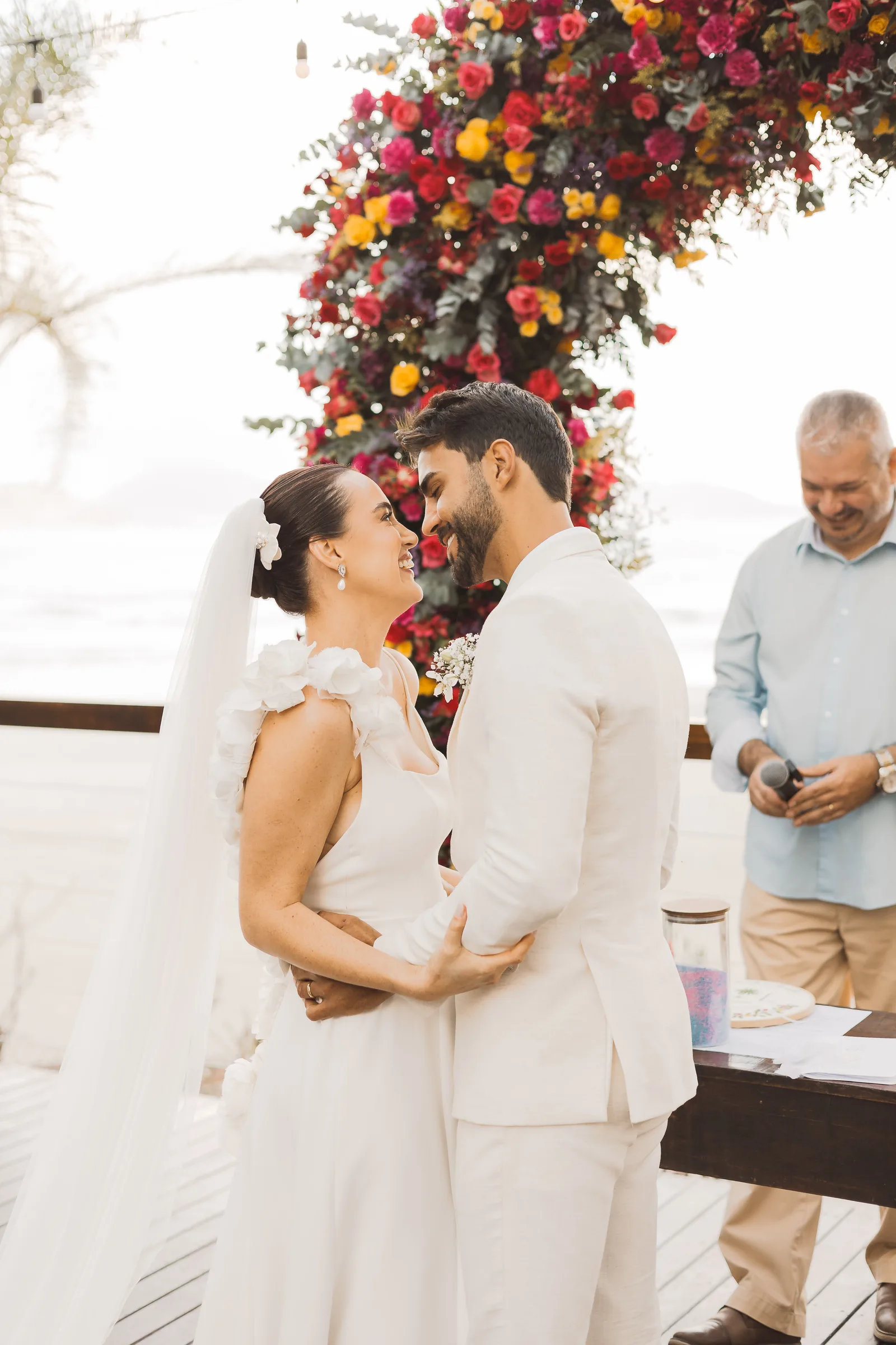 Casamento de Larissa & Ever · Pappilon Beach, Ubatuba — foto 112