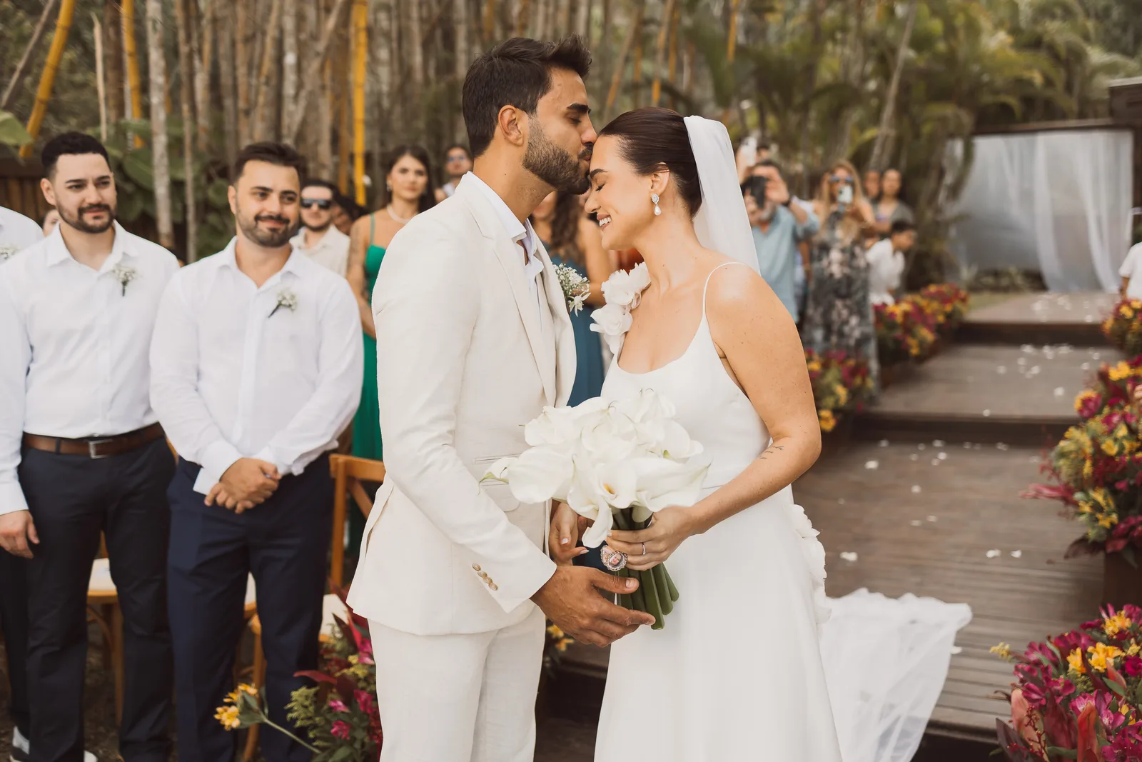 Casamento de Larissa & Ever · Pappilon Beach, Ubatuba — foto 73