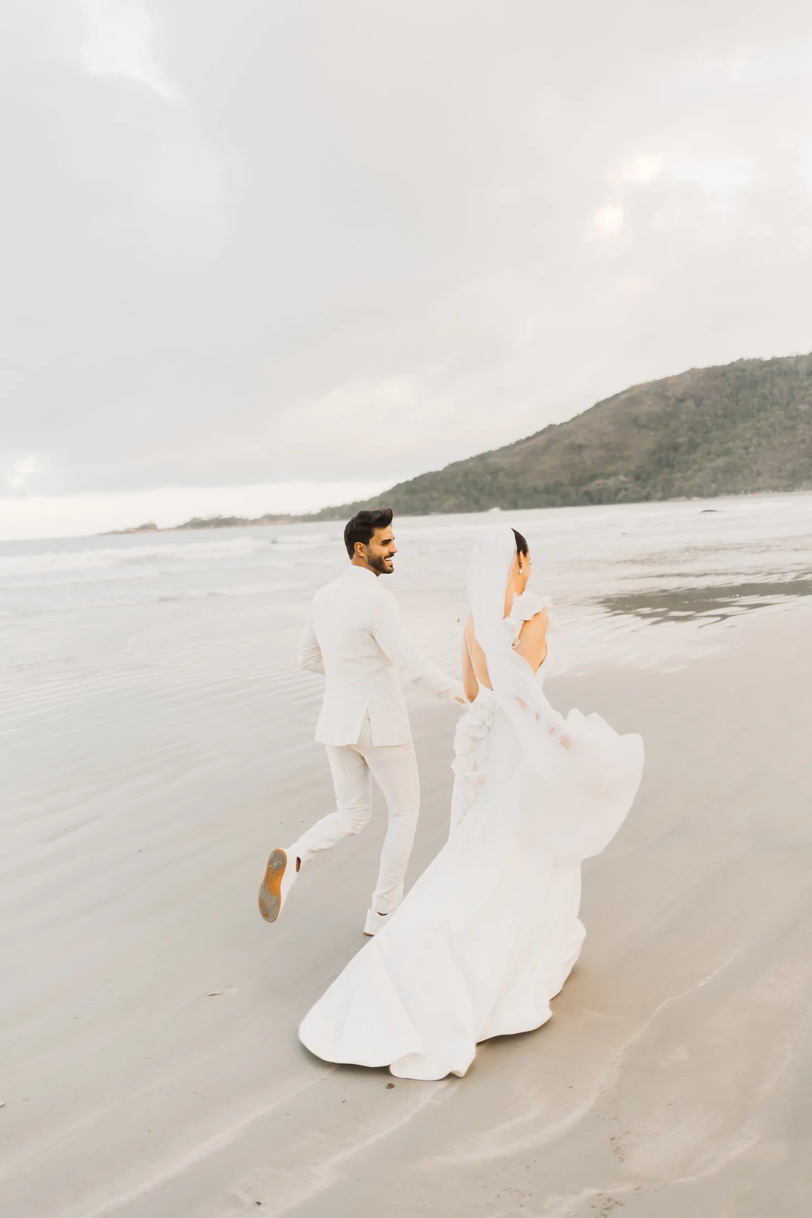 Casamento de Larissa & Ever · Pappilon Beach, Ubatuba — foto 135