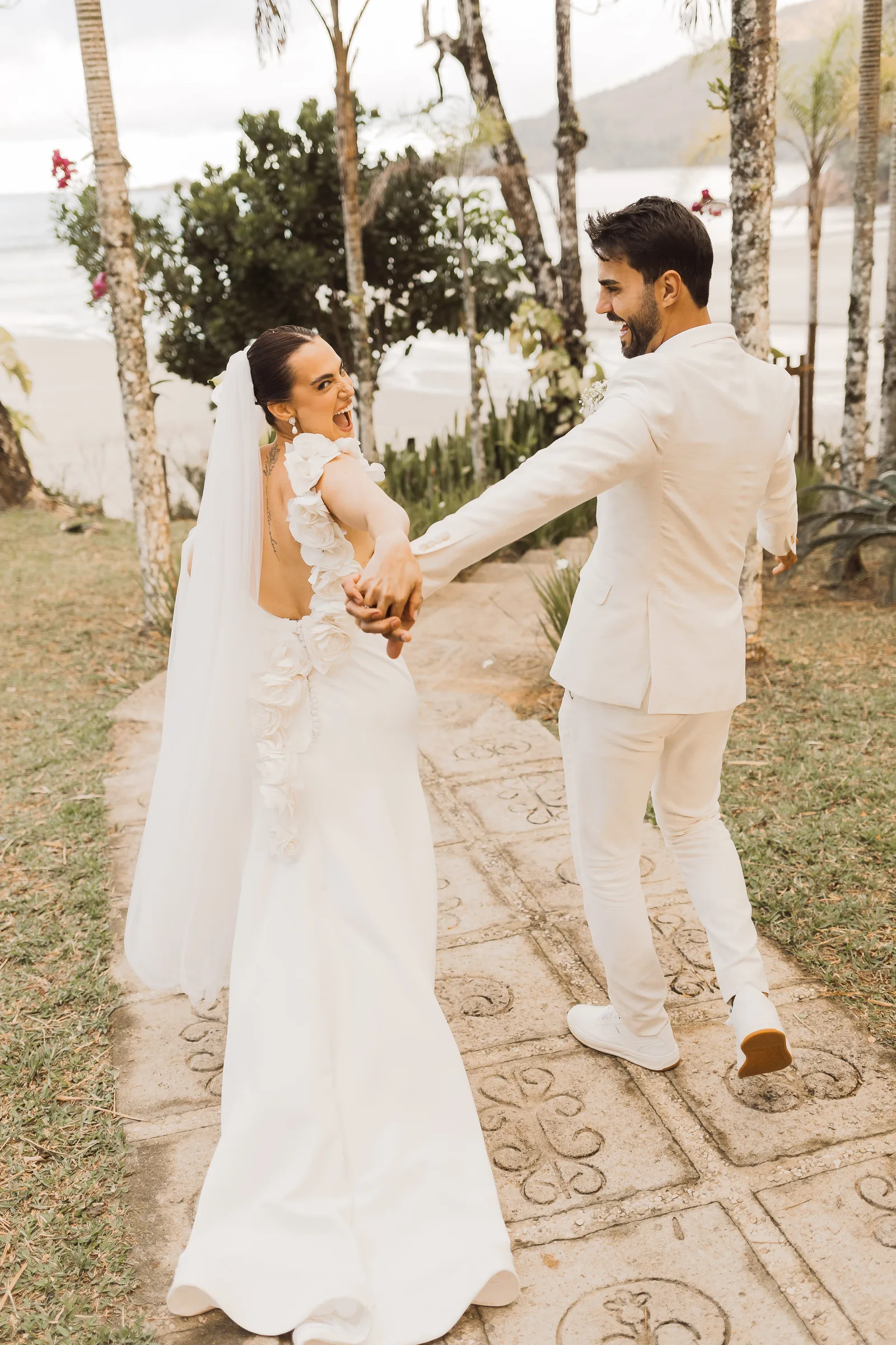Casamento de Larissa & Ever · Pappilon Beach, Ubatuba — foto 119