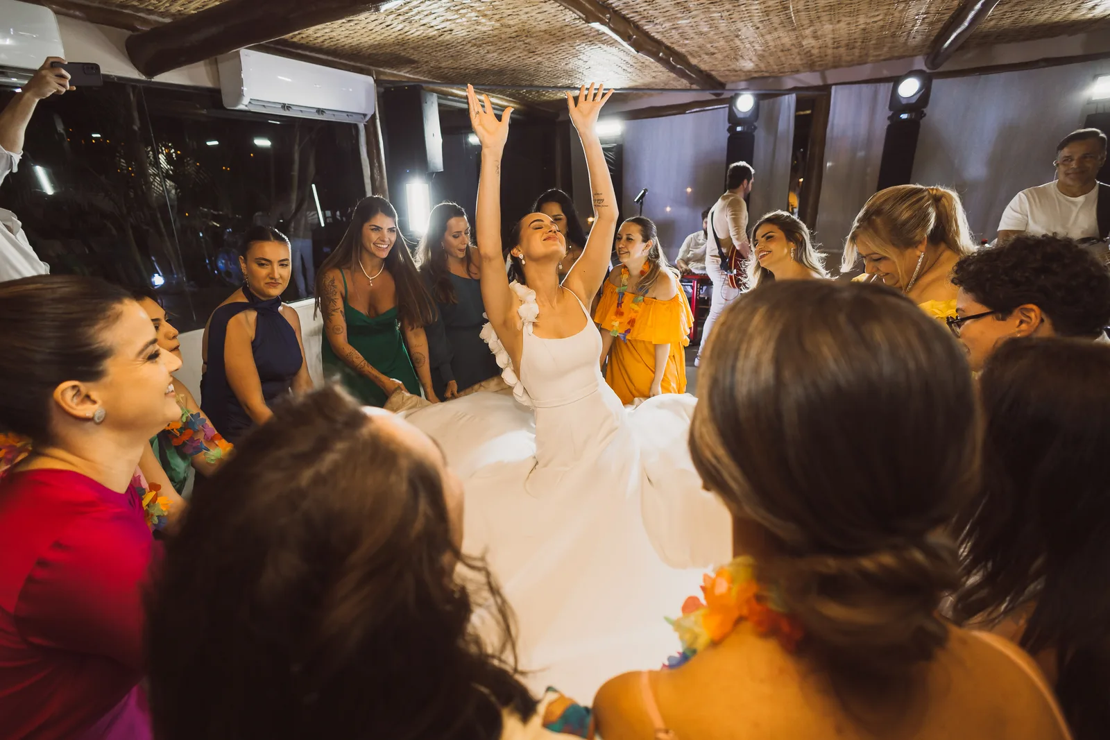 Casamento de Larissa & Ever · Pappilon Beach, Ubatuba — foto 171