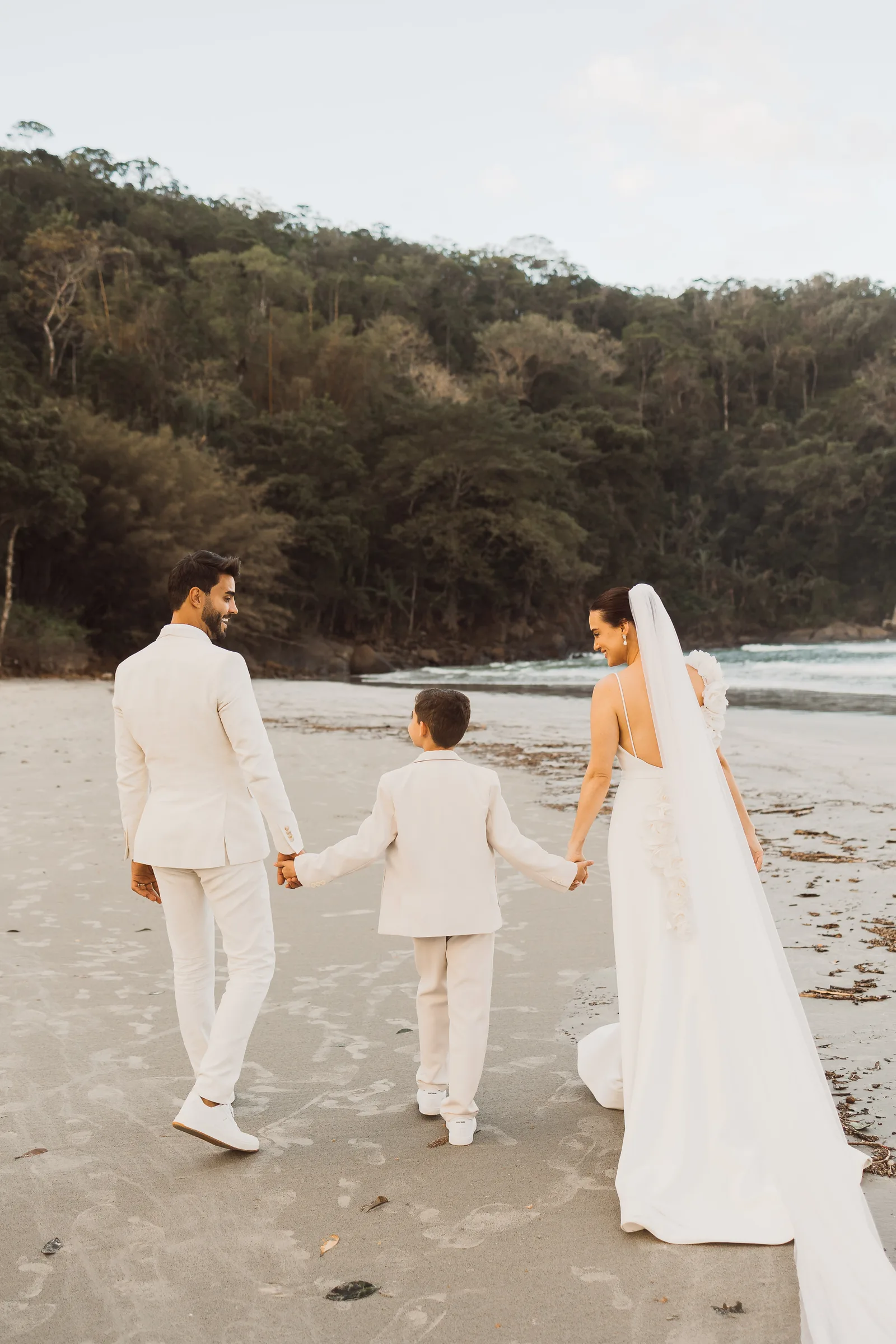 Casamento de Larissa & Ever · Pappilon Beach, Ubatuba — foto 128