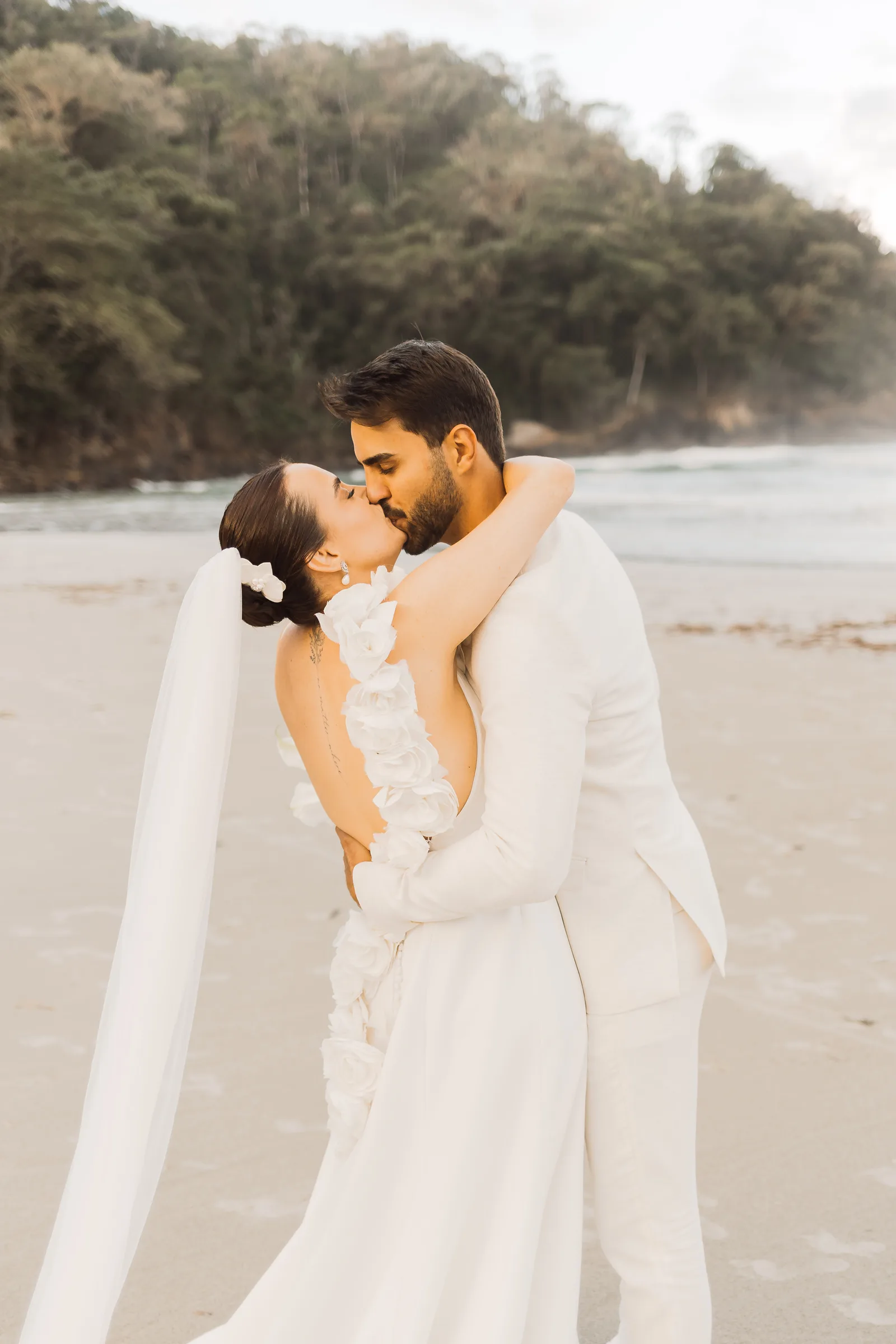 Casamento de Larissa & Ever · Pappilon Beach, Ubatuba — foto 122