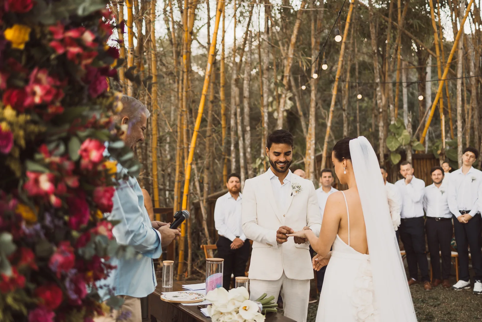 Casamento de Larissa & Ever · Pappilon Beach, Ubatuba — foto 107