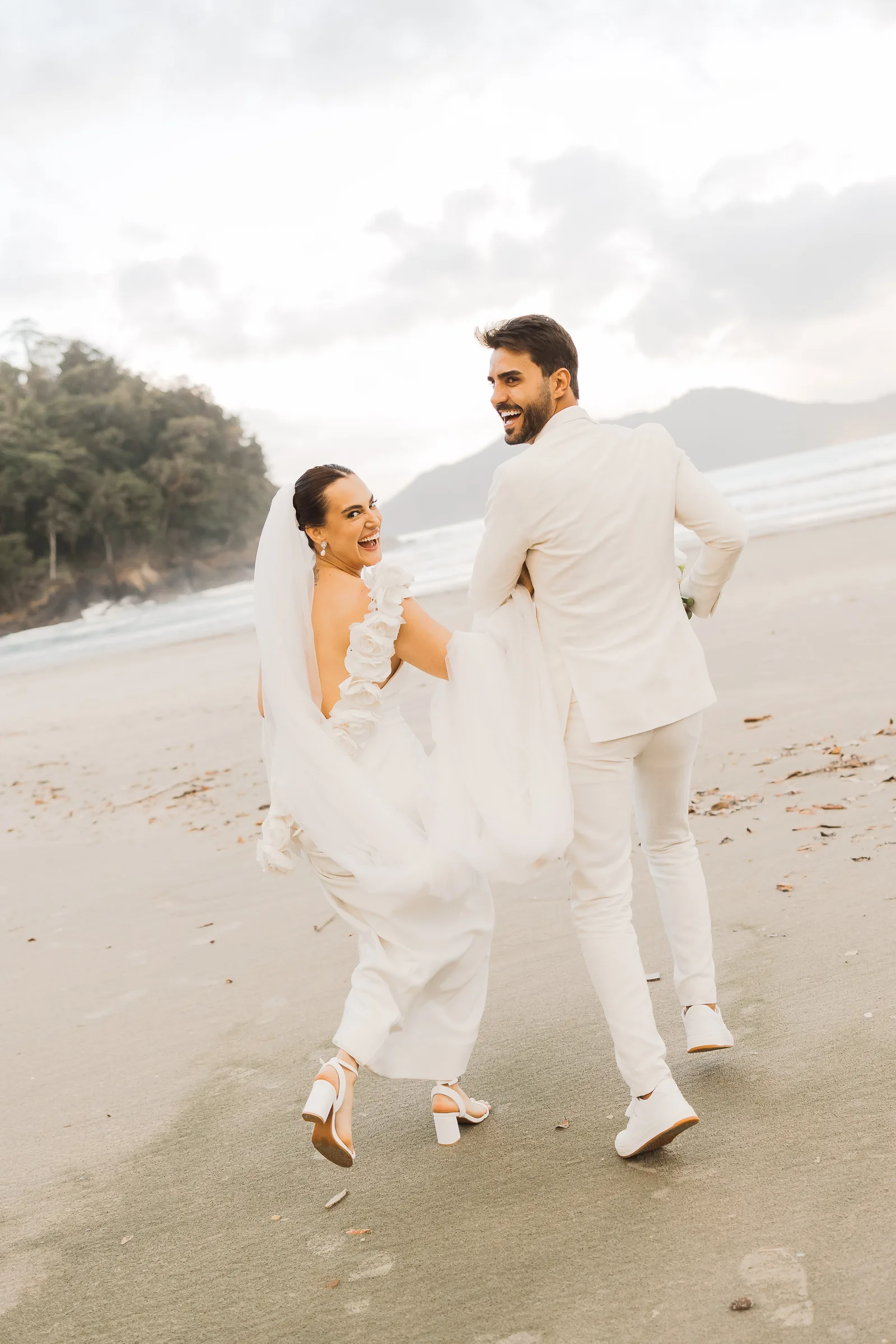 Casamento de Larissa & Ever · Pappilon Beach, Ubatuba — foto 121