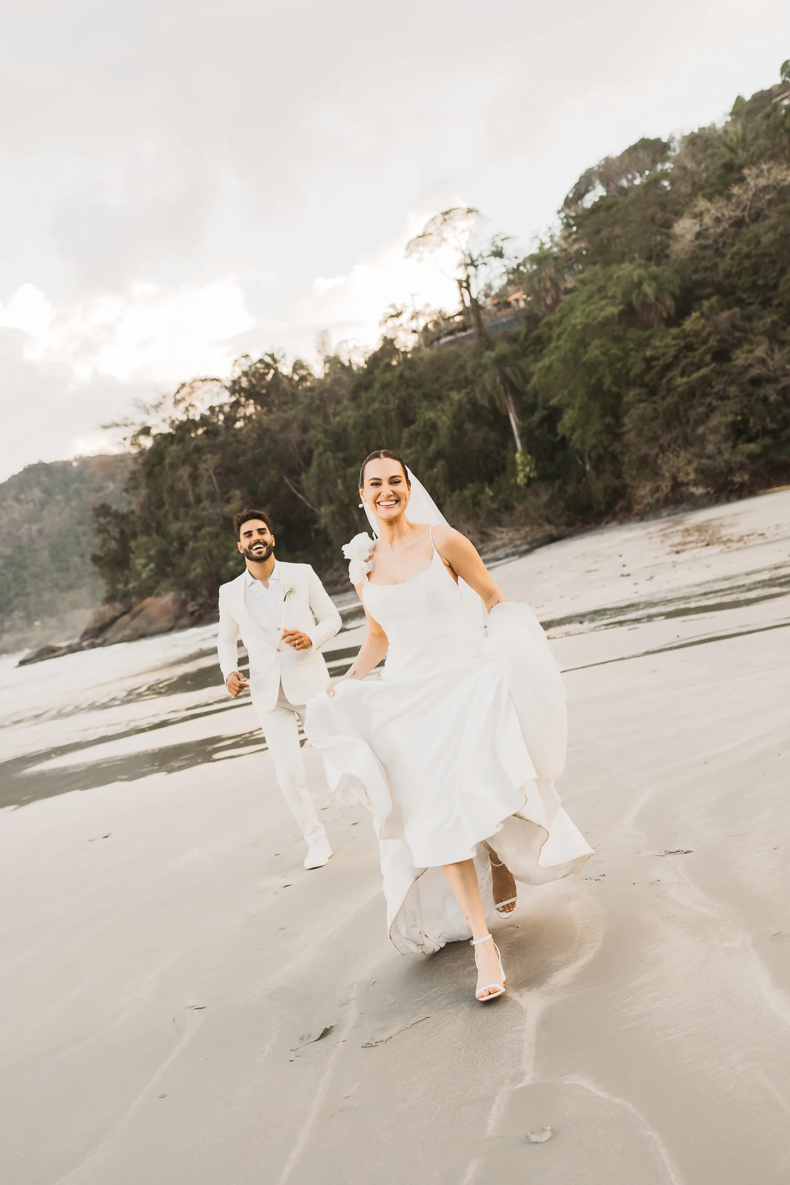 Casamento de Larissa & Ever · Pappilon Beach, Ubatuba — foto 136
