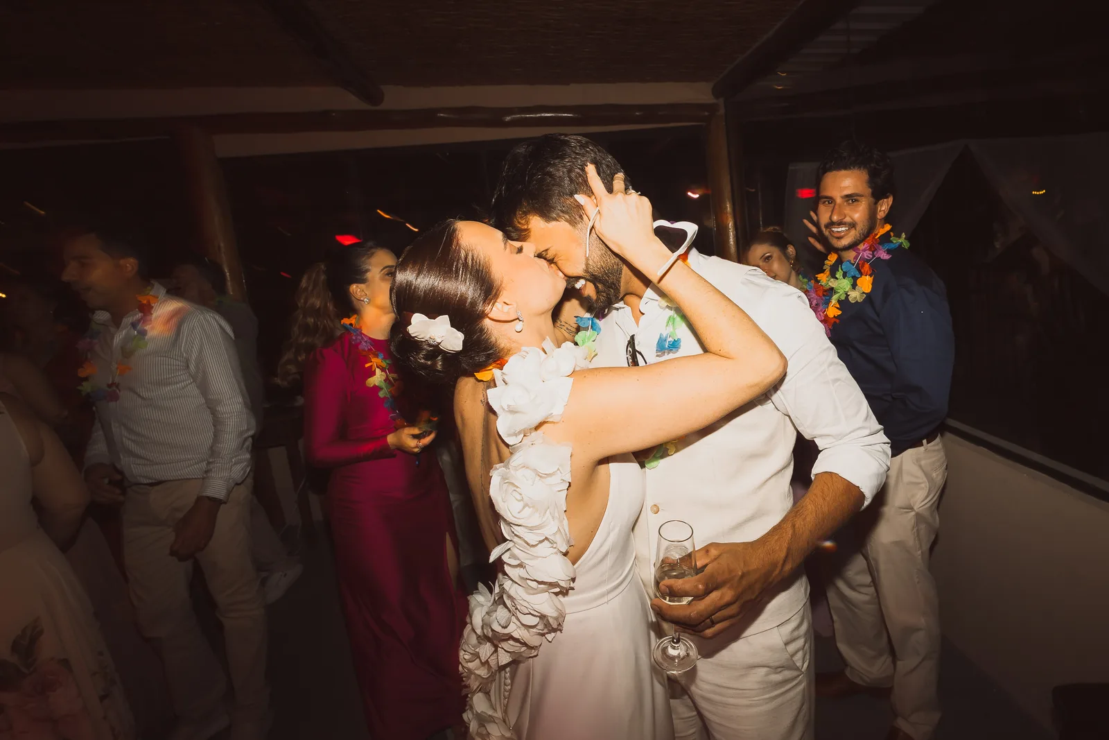 Casamento de Larissa & Ever · Pappilon Beach, Ubatuba — foto 166