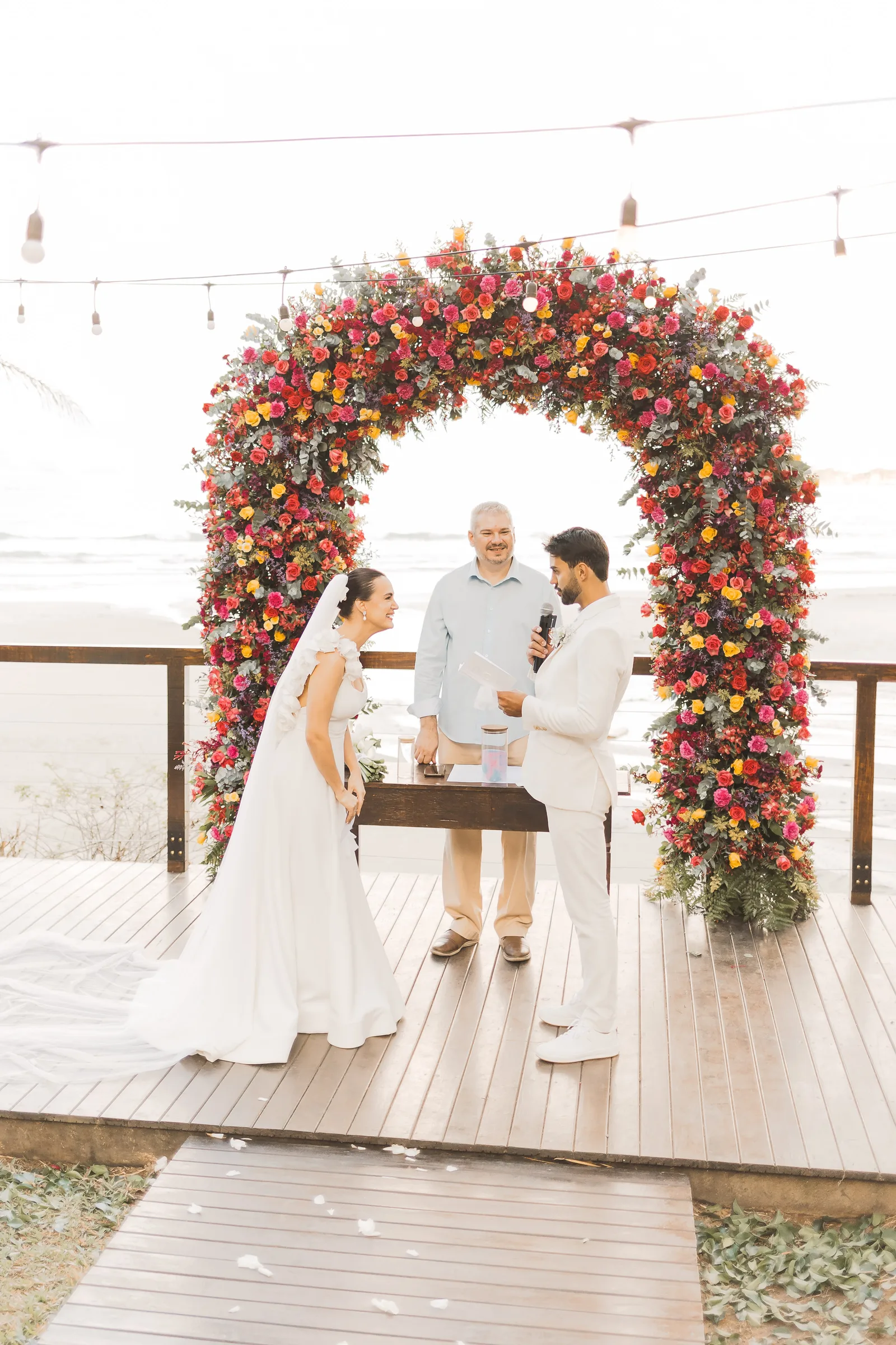 Casamento de Larissa & Ever · Pappilon Beach, Ubatuba — foto 96