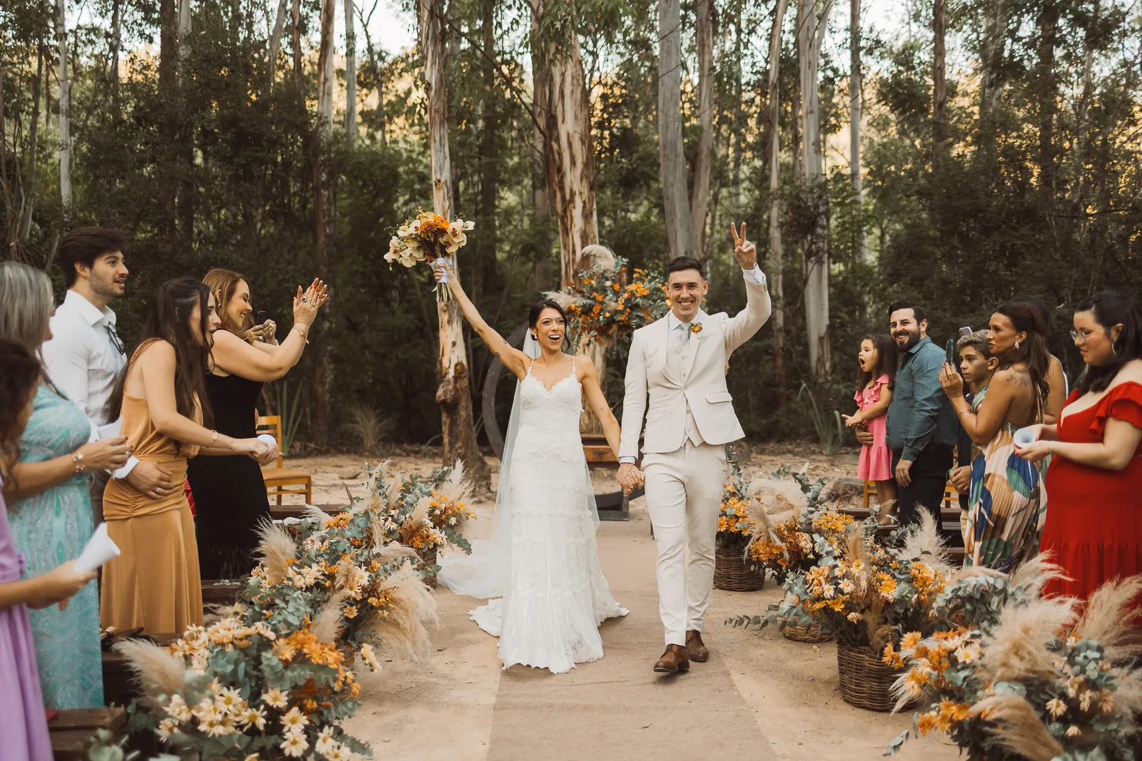 Fabíola e Lucas caminhando entre os eucaliptos da Fazenda Floresta Park