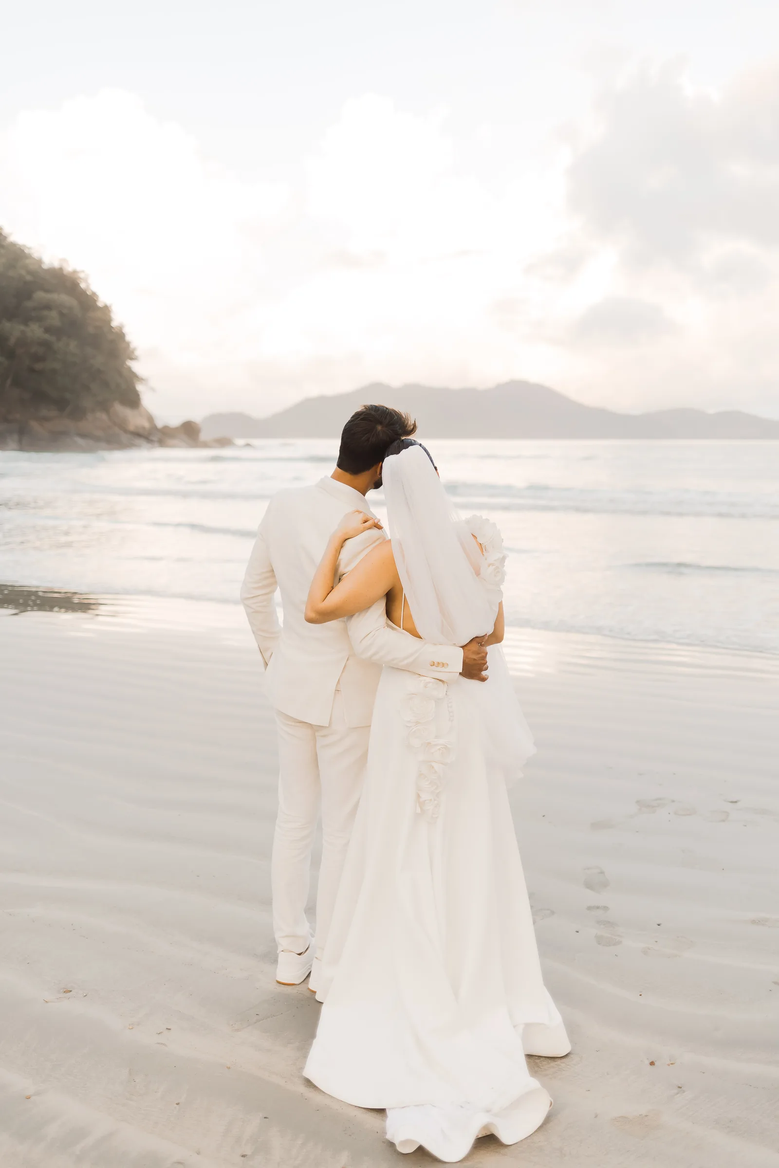 Casamento de Larissa & Ever · Pappilon Beach, Ubatuba — foto 131