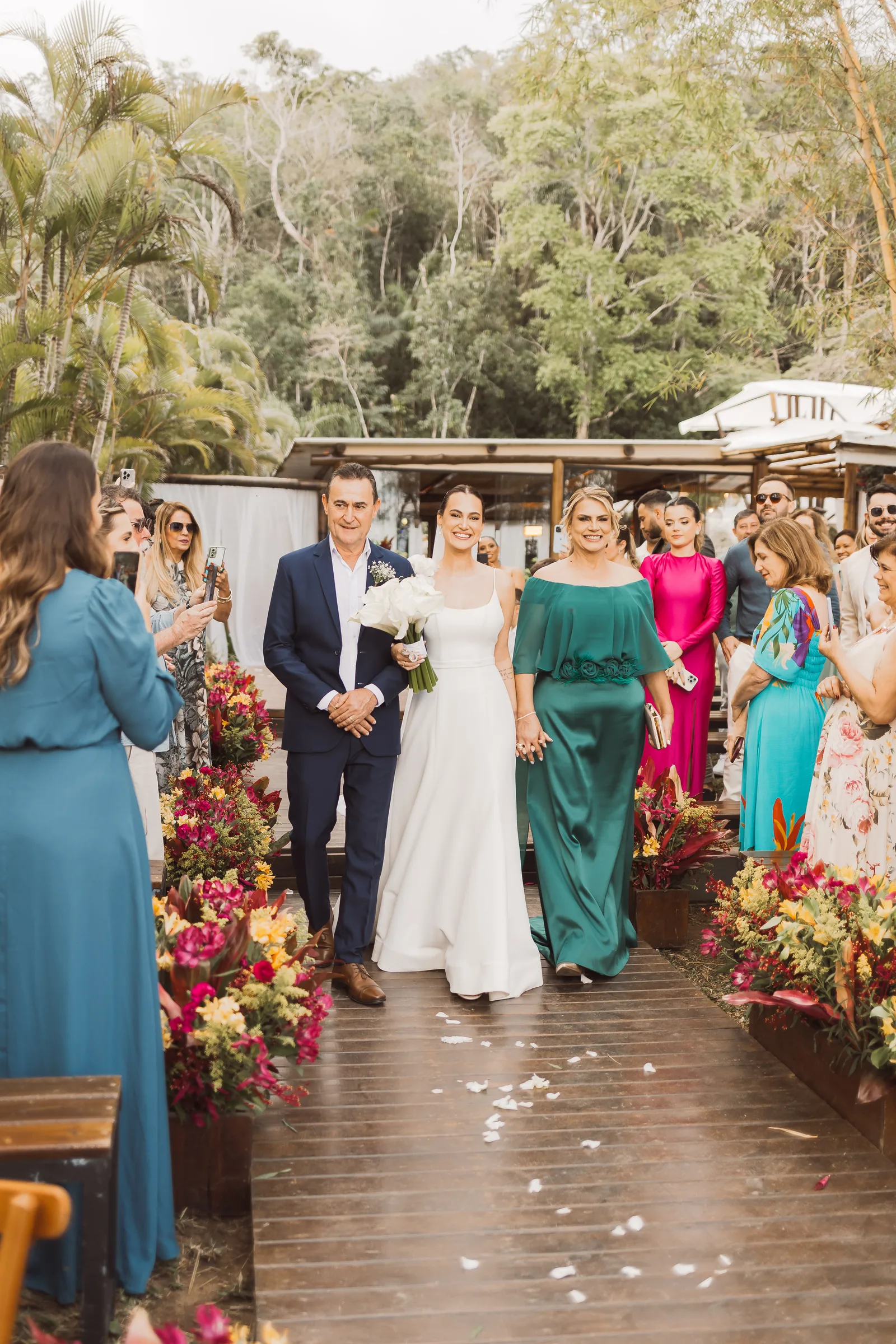 Casamento de Larissa & Ever · Pappilon Beach, Ubatuba — foto 70