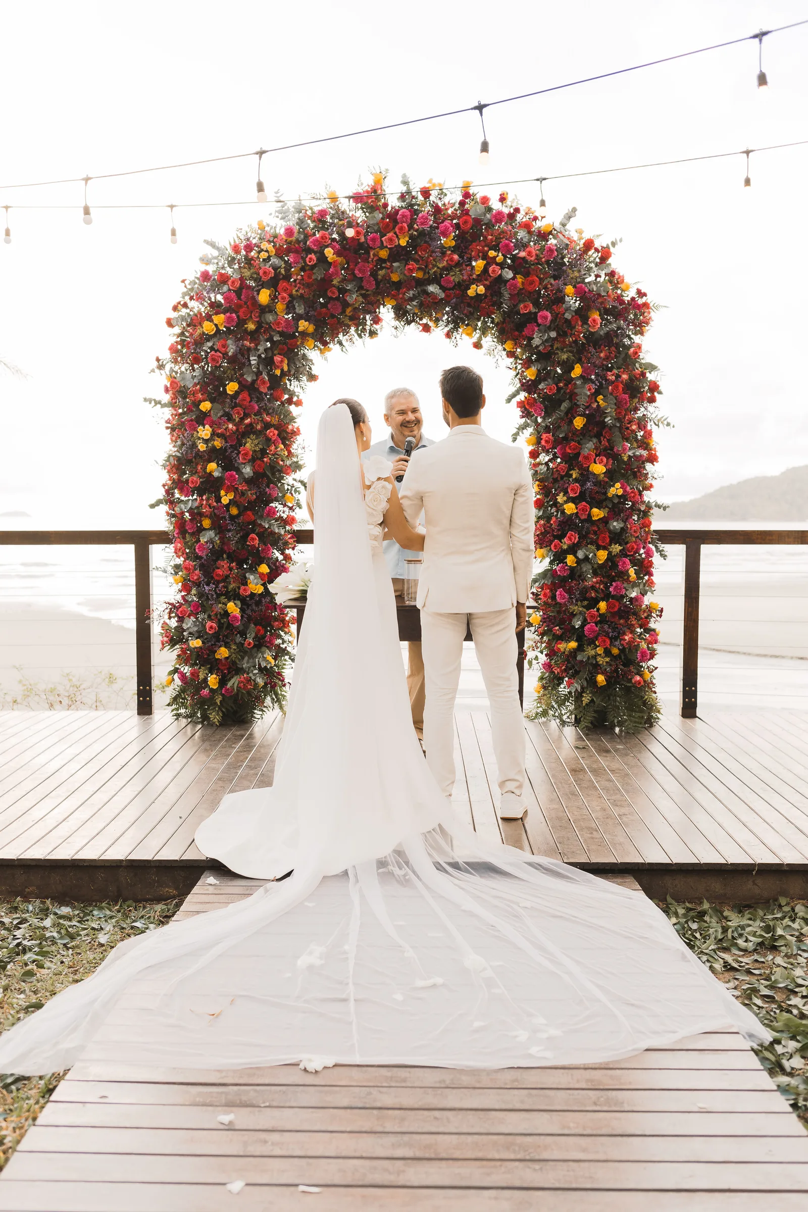 Casamento de Larissa & Ever · Pappilon Beach, Ubatuba — foto 88