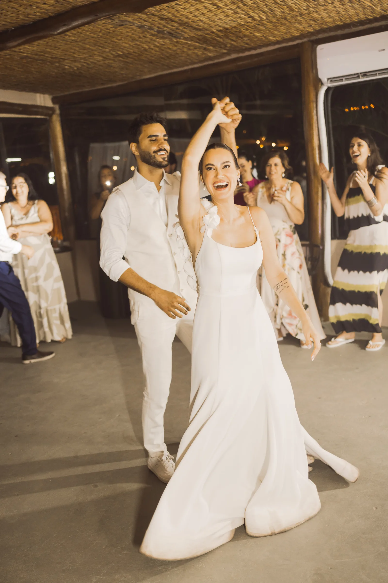 Casamento de Larissa & Ever · Pappilon Beach, Ubatuba — foto 158