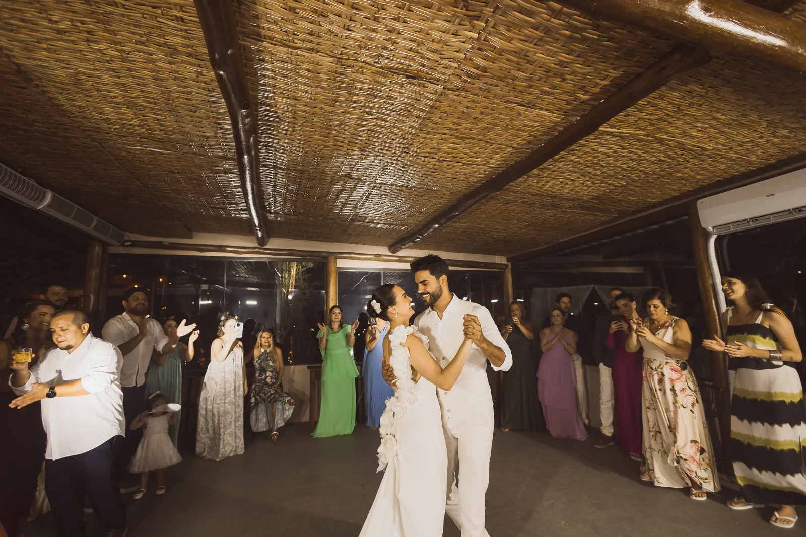 Casamento de Larissa & Ever · Pappilon Beach, Ubatuba — foto 157