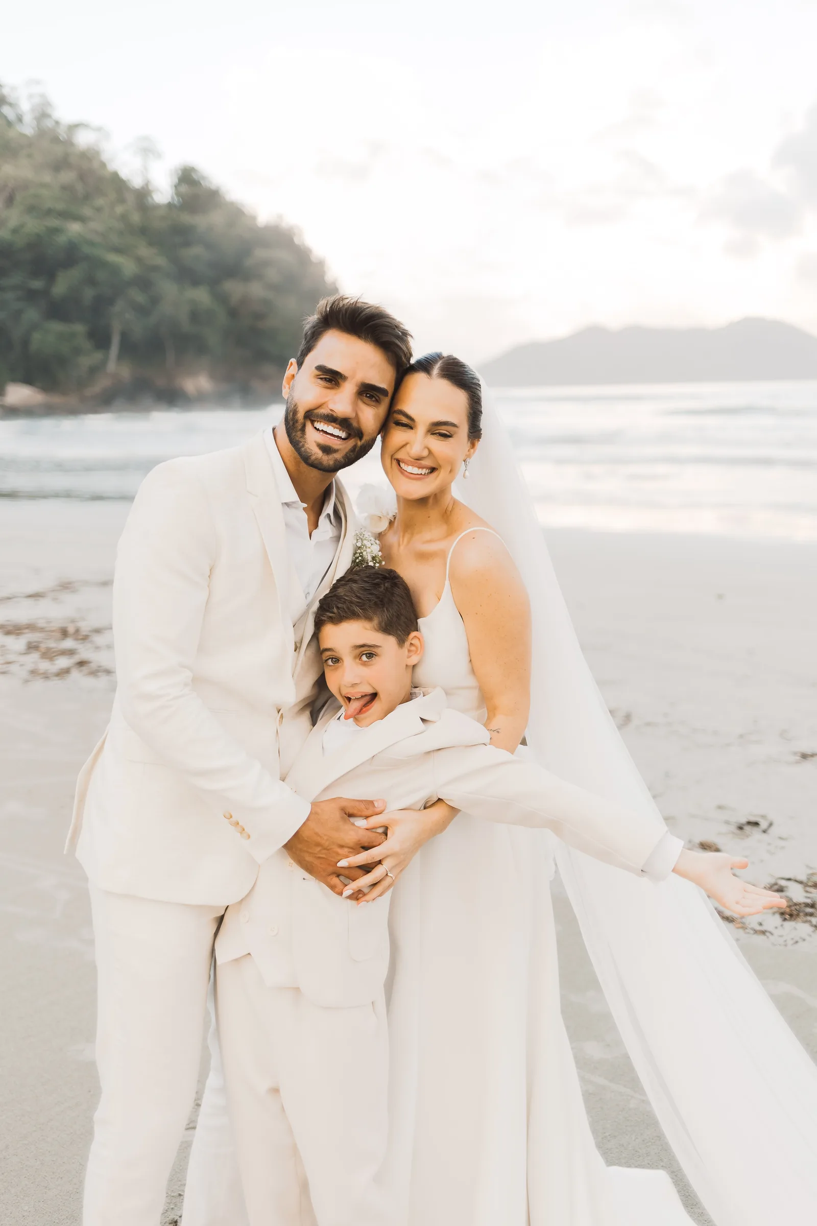 Casamento de Larissa & Ever · Pappilon Beach, Ubatuba — foto 129